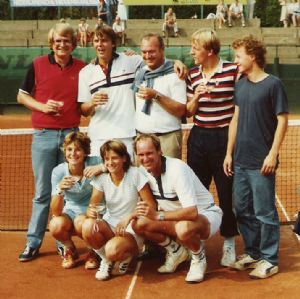 Team '82: Marcella Mesker, Karin Moos, Huub van Boeckel, Marian Laudin, samen met Thor R.W. Non-playing captains: Hans Vergoed, Hans Biesheuvel